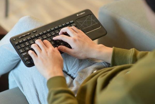 Bàn phím không dây kèm di chuột touchpad Logitech K400R - Phụ Kiện Điện Tử Việt Nam