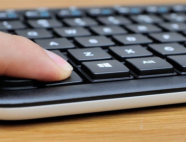 Bàn phím không dây kèm di chuột touchpad Logitech K400R - Phụ Kiện Điện Tử Việt Nam